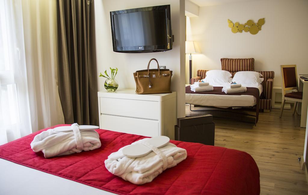Connecting Family Room with Free Spa Access,66914581:JPEG